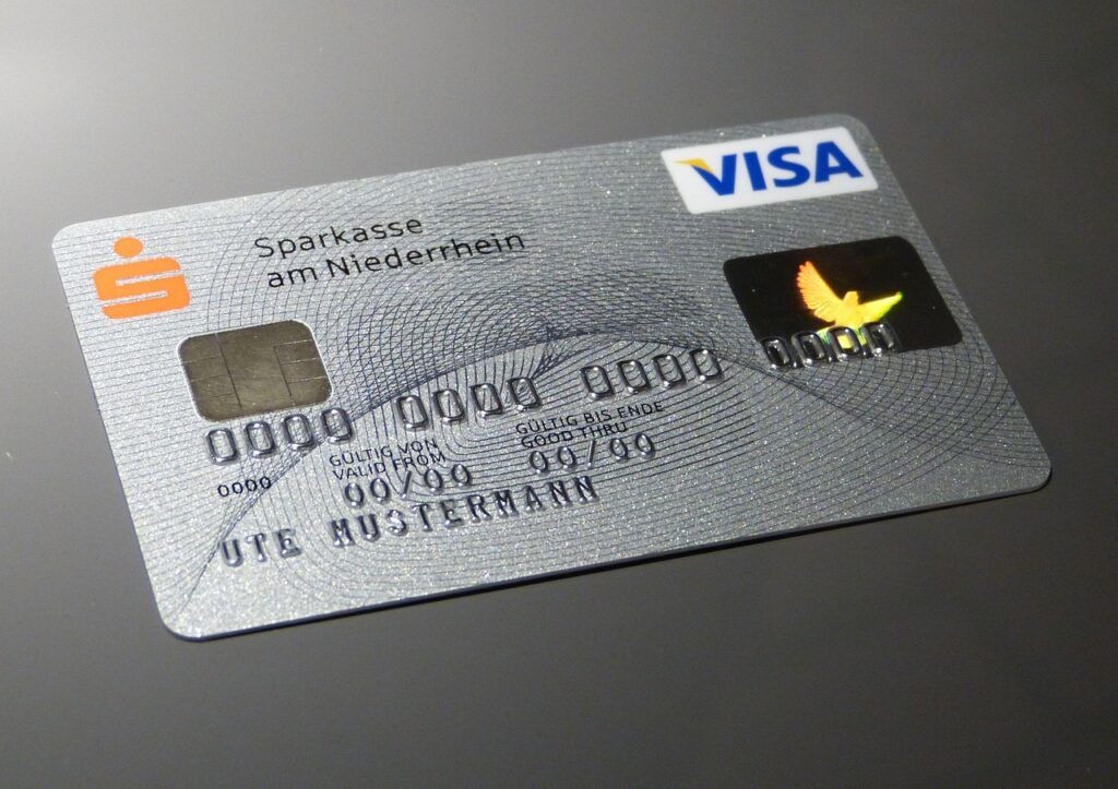 Persoon die zijn bankrekening bekijkt op zijn telefoon en roodstand ziet staan