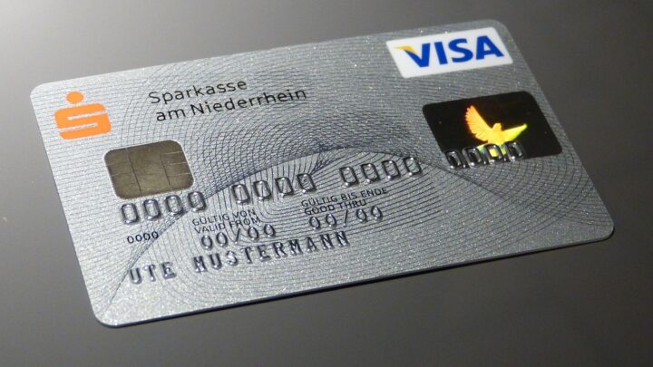 Persoon die zijn bankrekening bekijkt op zijn telefoon en roodstand ziet staan