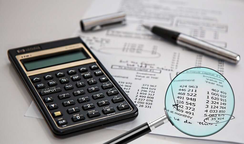 Persoon die financiële documenten controleert voor het indienen van een leningaanvraag