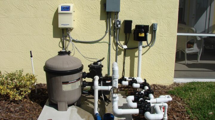 Buitenunit van een lucht-waterwarmtepomp naast een woning